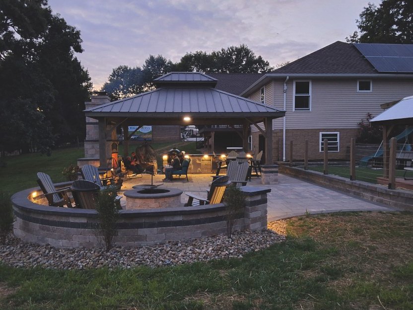 Stone veneer outdoor kitchen in Cleveland Ohio